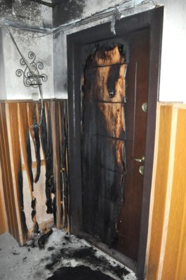 Individul care ar fi incendiat uşa unui apartament este de negăsit